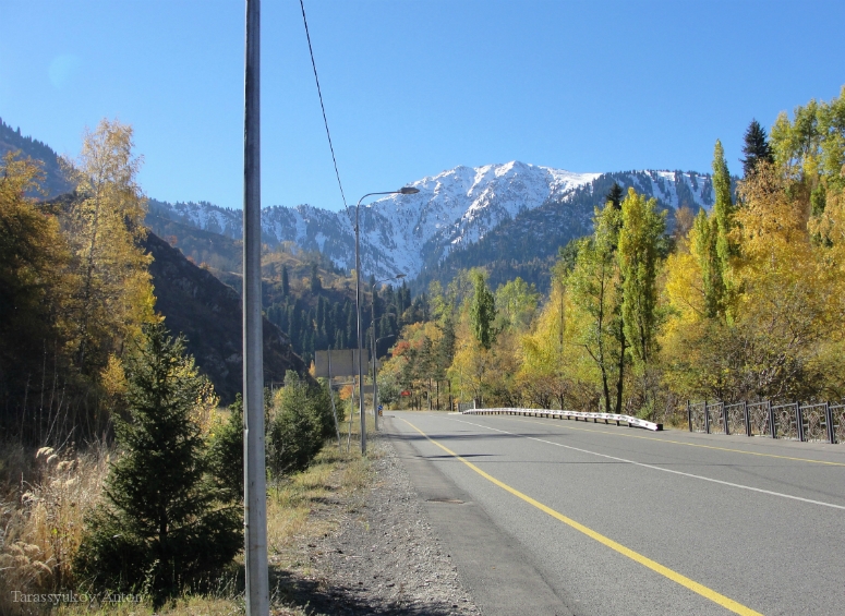 Дорога в горы и осень. Фото